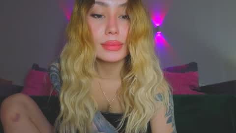 Snapshot of strawberrypie99 chatting on April 27, 7:50 am Tati and Lola online show from April 27, 7:50 am