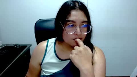 strawlux online show from May 18, 4:35 pm