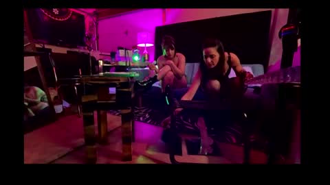 Snapshot of studio4three chatting on December 22, 9:22 am studio4three online show from December 22, 9:22 am