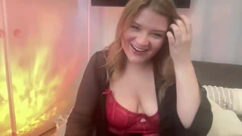 Snapshot of submissivescarletxo chatting on May 7, 7:19 pm Scarlet online show from May 7, 7:19 pm