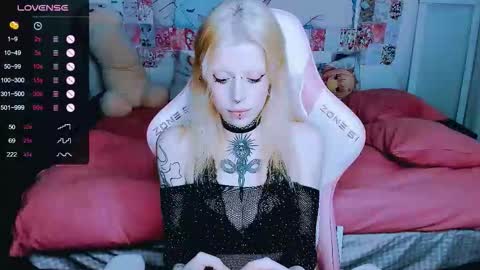 Snapshot of succubus_leslie chatting on March 18, 10:02 pm succubus_leslie online show from March 18, 10:02 pm