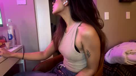 SaraSabeen online show from December 12, 4:21 pm