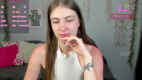 Snapshot of sunlight_kiss chatting on June 28, 9:43 pm Jessika online show from June 28, 9:43 pm