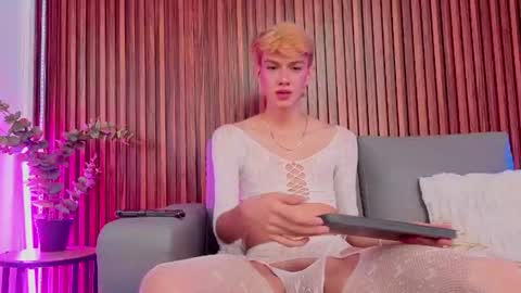 Snapshot of sunnyboy29_ chatting on July 19, 6:28 am SUNNY online show from July 19, 6:28 am