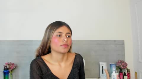 sunnywhitee online show from April 14, 7:20 pm