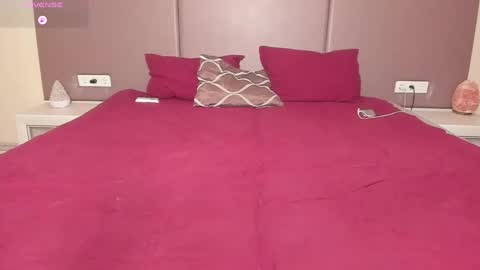 Snapshot of sunsay_effie chatting on May 21, 11:12 pm Effie Beautiful girl and Sunsay lucky boy online show from May 21, 11:12 pm