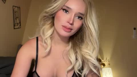 Mia online show from November 17, 5:13 am