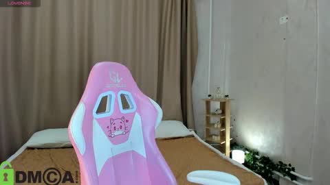 Snapshot of susan__clark chatting on November 26, 1:06 am Annie online show from November 26, 1:06 am