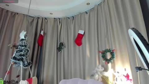 Snapshot of susan__clark chatting on December 5, 12:41 am Annie online show from December 5, 12:41 am