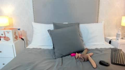 susanthomass online show from February 12, 7:31 pm