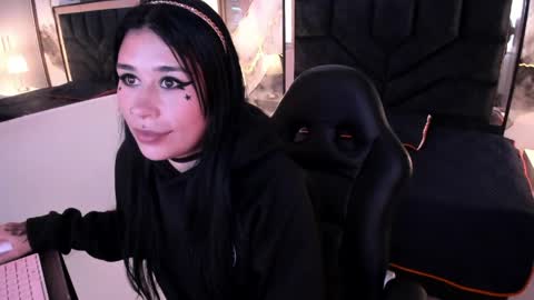 susanvilla online show from April 16, 7:58 pm