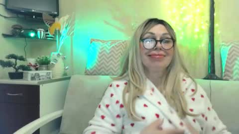 Snapshot of susiexnoreen chatting on February 8, 8:40 am SusiexNoreen online show from February 8, 8:40 am