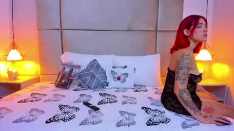 Snapshot of sussy1x_ chatting on June 15, 1:02 pm Susy online show from June 15, 1:02 pm