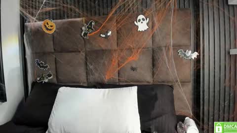 Snapshot of sussy_vixen chatting on October 24, 7:43 pm sussy_vixen online show from October 24, 7:43 pm