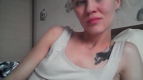 Snapshot of suzie_jenny chatting on June 26, 9:14 am Suzie Jenny online show from June 26, 9:14 am