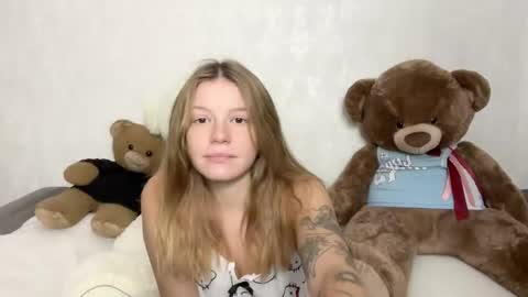 Snapshot of sweet__bunnies chatting on October 8, 6:22 am Mia and Robert online show from October 8, 6:22 am