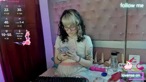 Snapshot of sweet_emmili chatting on March 4, 12:11 pm emmili online show from March 4, 12:11 pm