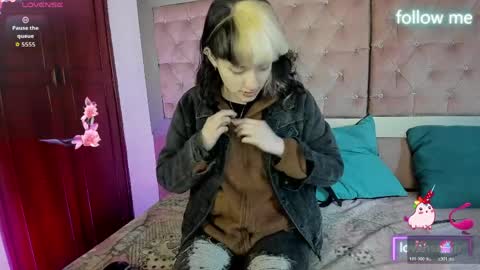 Snapshot of sweet_emmili chatting on April 9, 12:21 pm emmili online show from April 9, 12:21 pm