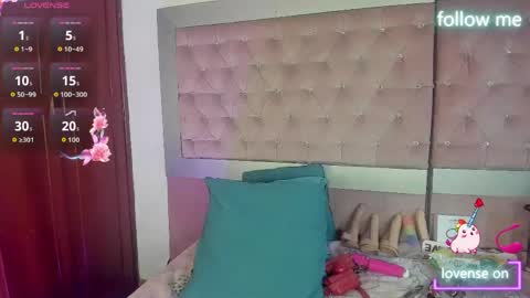 Snapshot of sweet_emmili chatting on April 16, 12:28 pm emmili online show from April 16, 12:28 pm