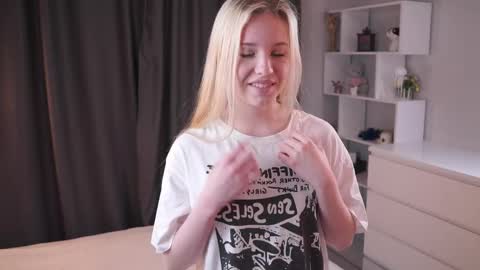 Snapshot of sweet_lily_1 chatting on April 27, 7:12 pm Lily online show from April 27, 7:12 pm