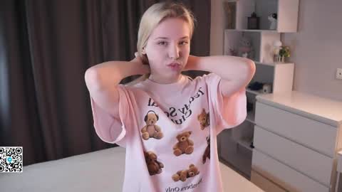 Snapshot of sweet_lily_1 chatting on April 29, 7:20 pm Lily online show from April 29, 7:20 pm