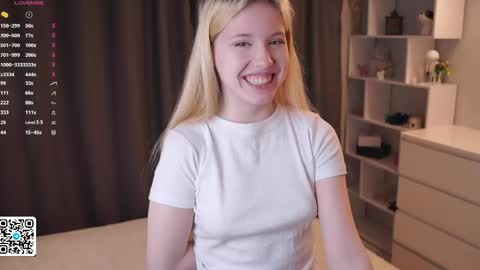 Snapshot of sweet_lily_1 chatting on May 15, 9:00 pm Lily online show from May 15, 9:00 pm