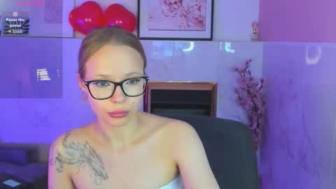 Snapshot of sweet_lucile chatting on February 8, 3:21 am Lucy online show from February 8, 3:21 am