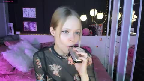 Snapshot of sweet_lucile chatting on February 19, 6:53 am Lucy online show from February 19, 6:53 am