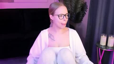 Snapshot of sweet_lucile chatting on February 23, 6:22 am Lucy online show from February 23, 6:22 am