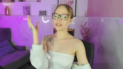 Snapshot of sweet_lucile chatting on March 12, 1:50 pm Lucy online show from March 12, 1:50 pm