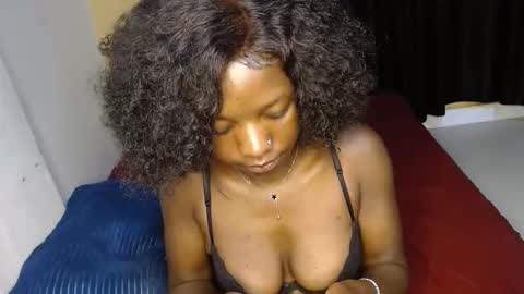 ellanah Tracie online show from December 5, 12:41 am