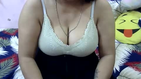 Snapshot of sweet_shivani chatting on May 28, 8:44 am sweet_shivani online show from May 28, 8:44 am