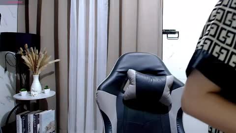 Snapshot of sweet_sirenxx chatting on October 23, 10:47 am Leah online show from October 23, 10:47 am