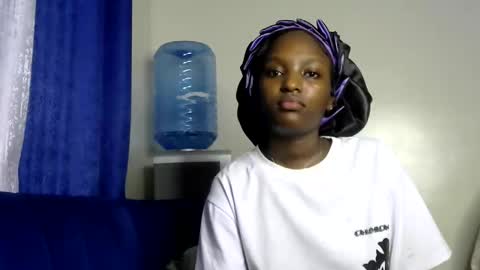 sweet_strawberina online show from May 22, 6:20 am