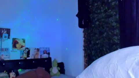 Steven independent model online show from June 7, 4:22 pm