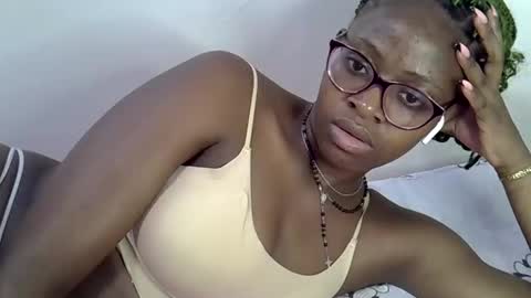 Snapshot of sweet_zarah chatting on May 4, 1:07 pm sweet_zarah online show from May 4, 1:07 pm