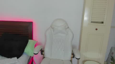 Snapshot of sweetafrican_squirt chatting on May 11, 3:23 am sweetafrican_squirt online show from May 11, 3:23 am