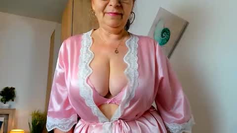Snapshot of sweetangell69_ chatting on April 28, 2:27 am Viorica online show from April 28, 2:27 am