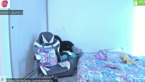 Snapshot of sweetaura0_0 chatting on April 21, 5:50 pm SweetAura0 0 online show from April 21, 5:50 pm
