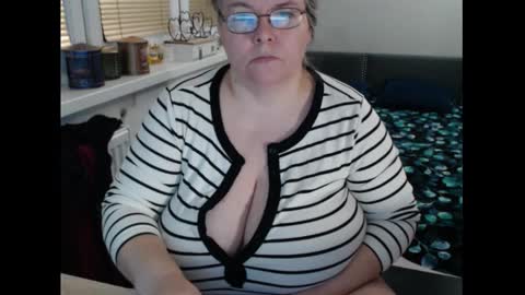 Sweetboobs85h online show from January 31, 7:11 pm
