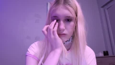sweetcrystalll online show from June 23, 12:19 am