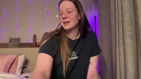 Snapshot of sweetdee222x chatting on December 10, 7:58 am Delilah Samson online show from December 10, 7:58 am