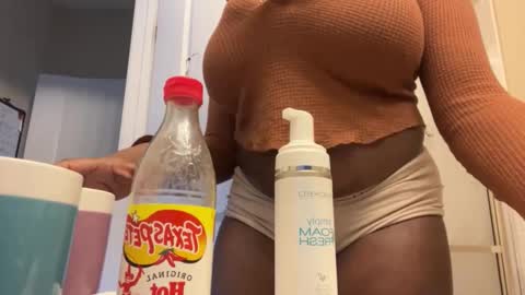 Snapshot of sweetgirllei chatting on February 2, 6:10 pm sweetgirllei online show from February 2, 6:10 pm