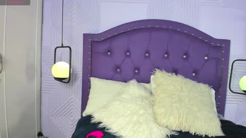 Snapshot of sweetie_foxxxx chatting on February 4, 3:01 am violeta online show from February 4, 3:01 am