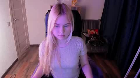 Snapshot of sweetie_mi chatting on February 19, 3:19 pm Mia online show from February 19, 3:19 pm