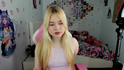 Snapshot of sweetie_mi chatting on February 22, 3:10 pm Mia online show from February 22, 3:10 pm