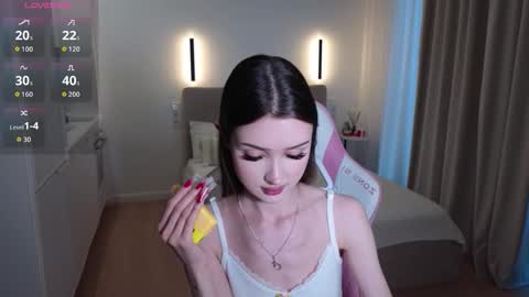 Snapshot of sweetiebones chatting on February 3, 6:22 am bratty gf online show from February 3, 6:22 am