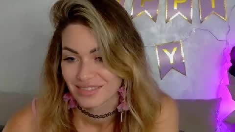 Snapshot of sweetiedarlingxoxox chatting on September 20, 9:43 am Daddy Babby Girl online show from September 20, 9:43 am