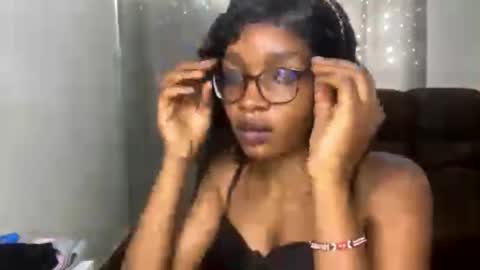 Snapshot of sweetivy645263 chatting on March 1, 9:44 am sweetivy645263 online show from March 1, 9:44 am