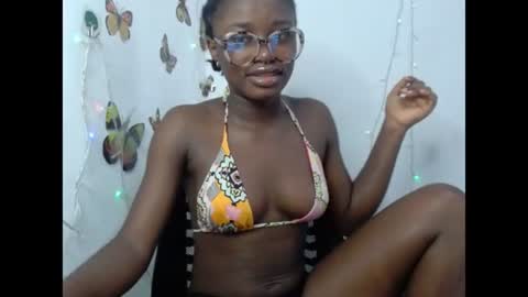 Snapshot of sweetjuicyclit chatting on June 15, 12:07 pm zuri online show from June 15, 12:07 pm